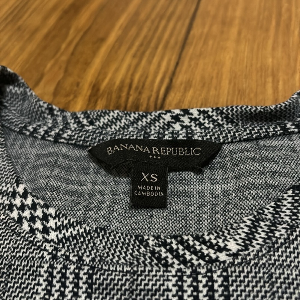 Banana Republic XS Black and White Top - Picture 2 of 4